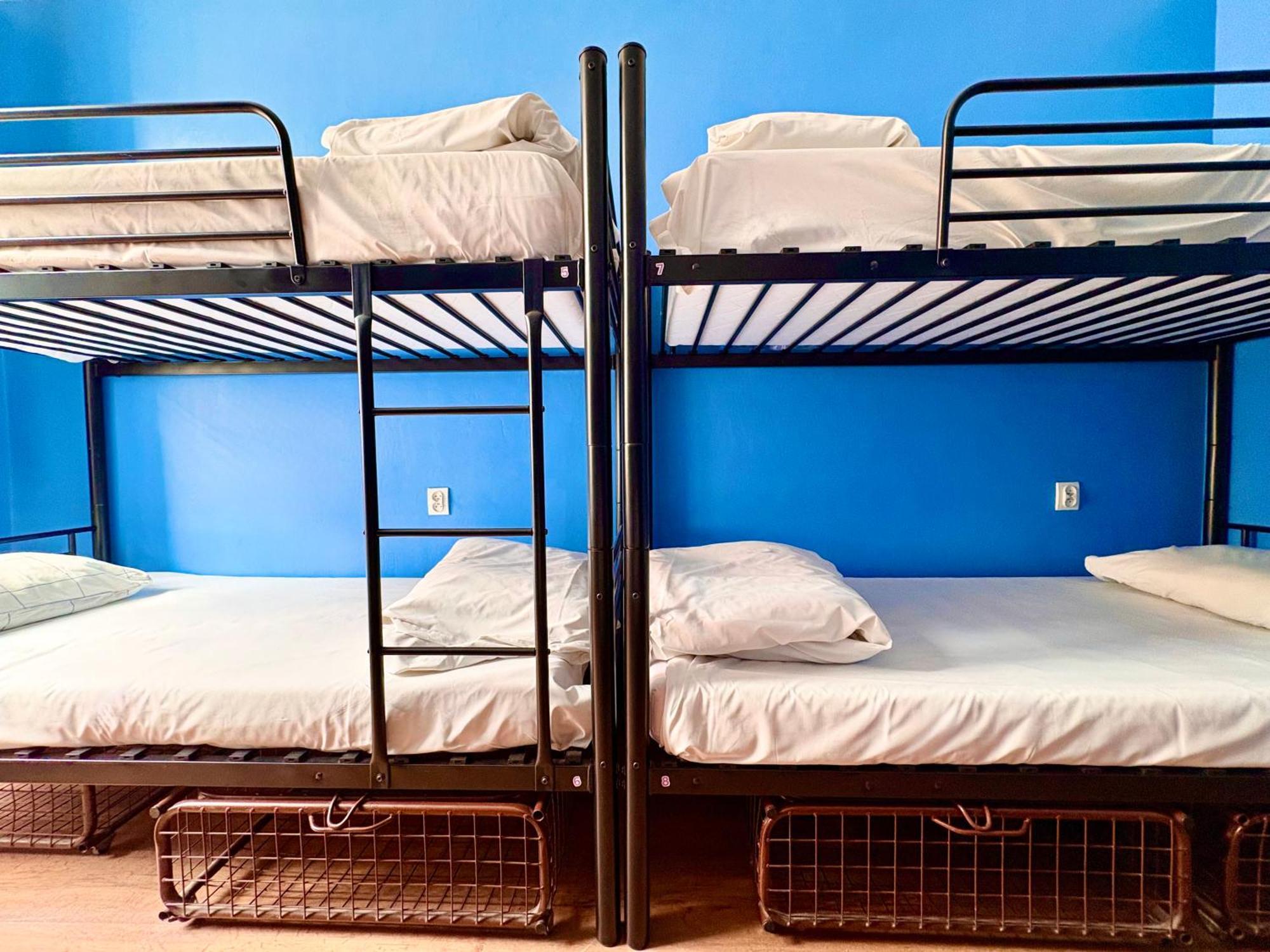 Bett in einem Zimmer für 8 Personen mit einem Gemeinschaftsbad